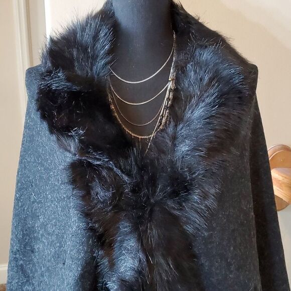 SALE Gorgeous Vegan Fur Black Cape - Picture 3 of 8